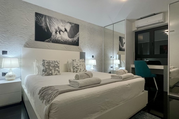 1 makuuhuone, tallelokero huoneessa, työpöytä, silitysrauta/-lauta