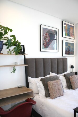 2 bedrooms, iron/ironing board, WiFi, bed sheets - Illovo Central Luxury Boutique Apartment Building, AC, Wifi, Security, Pool, Gym (Sandton)