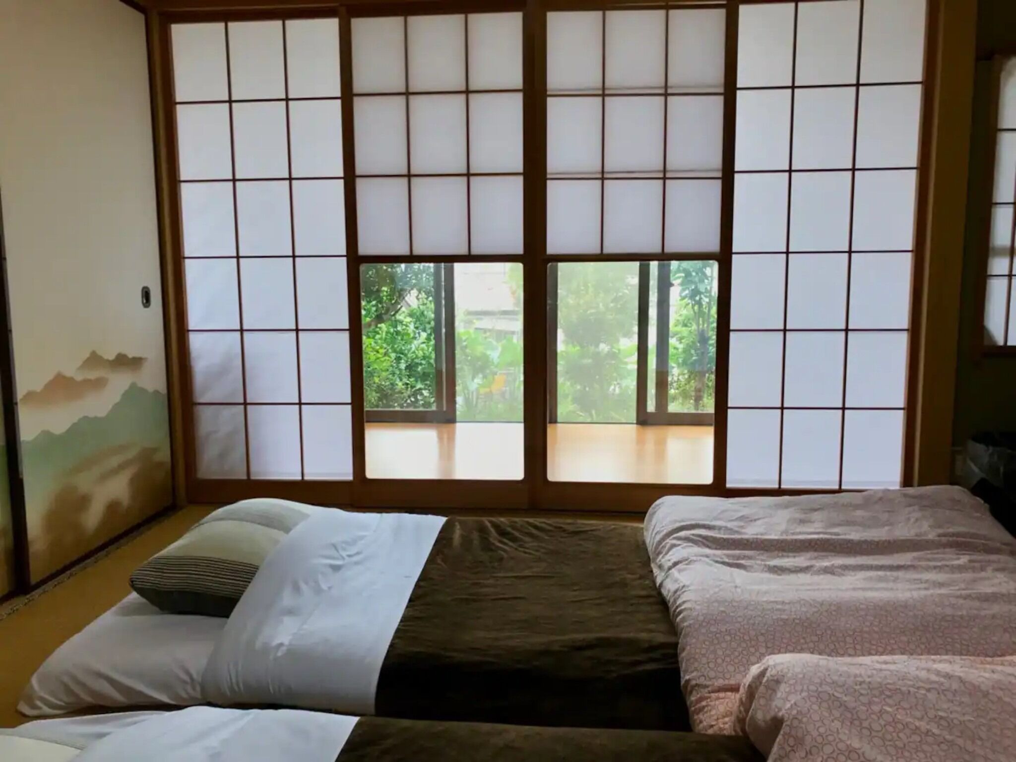 2 slaapkamers, een bureau, een strijkplank/strijkijzer, gratis wifi