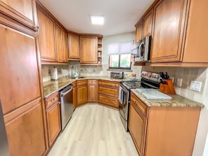 冰箱、微波炉、烤箱、炉灶