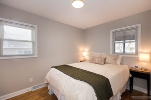 4 bedrooms, desk, iron/ironing board, free WiFi - Updated 3 bed + office ranch home close to Downtown Madison (Monona)
