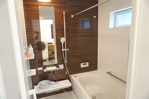 Haartrockner, Handtücher, Seife, Shampoo