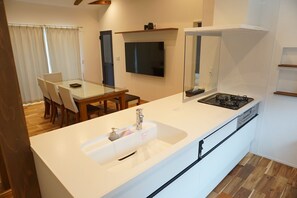 Kühlschrank, Herdplatte, Toaster, Kochgeschirr/Geschirr/Besteck