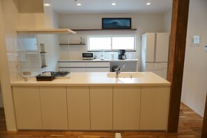 Kjøleskap, kokeplater, brødrister og kjøkkenutstyr