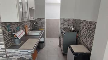 Refrigerador, horno, lavavajillas y utensilios de cocina