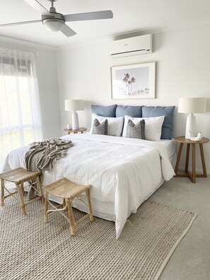 5 bedrooms, desk, iron/ironing board, travel cot - Spacious home, big pool, great view near theme park (Pacific Pines)