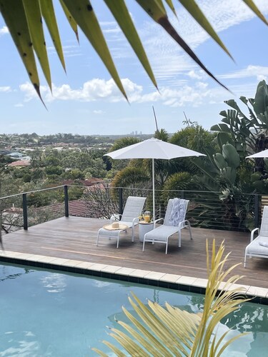 Spacious home, big pool, great view near theme park