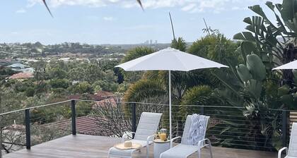 Spacious home, big pool, great view near theme park