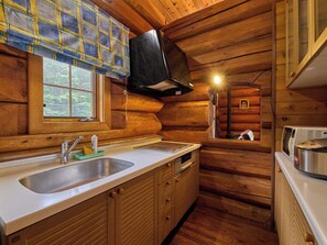 Refrigerador, microondas, parrilla de estufa y utensilios de cocina