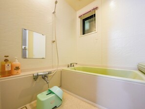Secador de cabelo, toalhas de banho