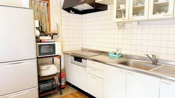 Fridge, microwave, stovetop, cookware/dishes/utensils