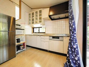 Kjøleskap, mikrobølgeovn, kokeplater og kjøkkenutstyr