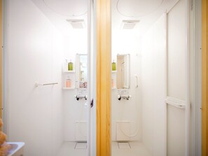 Haartrockner, Handtücher, Shampoo