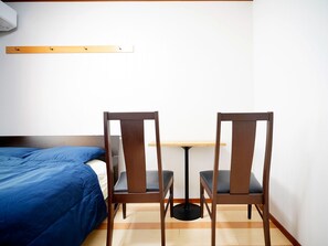 3 bedrooms, desk, free WiFi, bed sheets