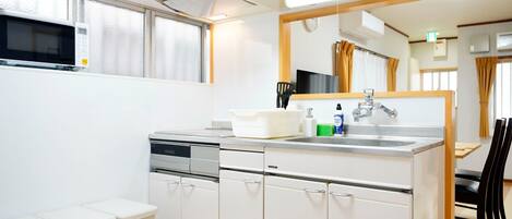 Fridge, microwave, stovetop, cookware/dishes/utensils