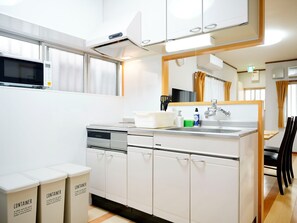 Frigorífico, microondas, placa de cocina y utensilios de cocina