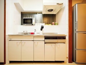 Fridge, microwave, stovetop, cookware/dishes/utensils