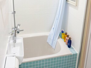 Secador de cabelo, toalhas de banho