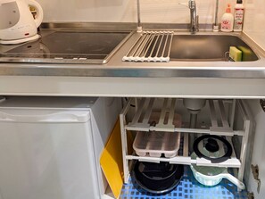 Kühlschrank, Mikrowelle, Herdplatte, Kochgeschirr/Geschirr/Besteck