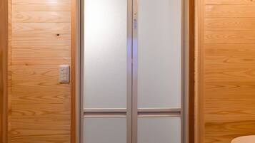 Secador de pelo, toallas