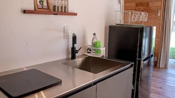 Refrigerador, parrilla de estufa y utensilios de cocina