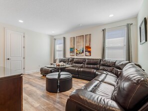 TV, videogames, pebolim, aparelho de som