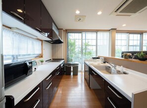 Een koelkast, een microgolfoven, een kookplaat