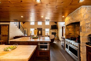 Fridge, microwave, oven, stovetop - The Place! (Sulphur Springs)