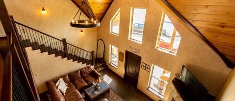 Smart TV, chimenea, futbolito, libros