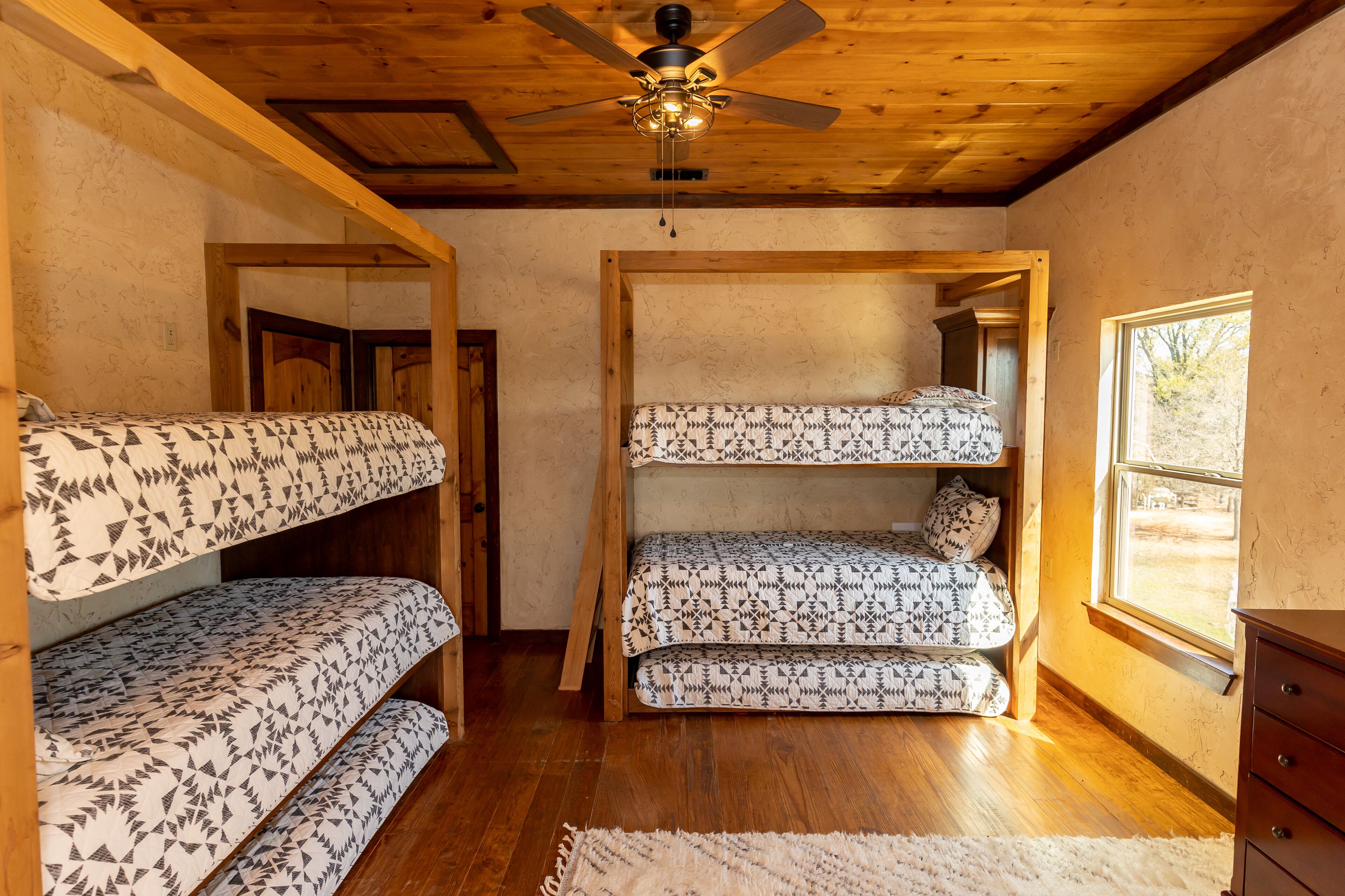 3 多间卧室、办公桌、熨 斗/熨衣板、旅行婴儿床