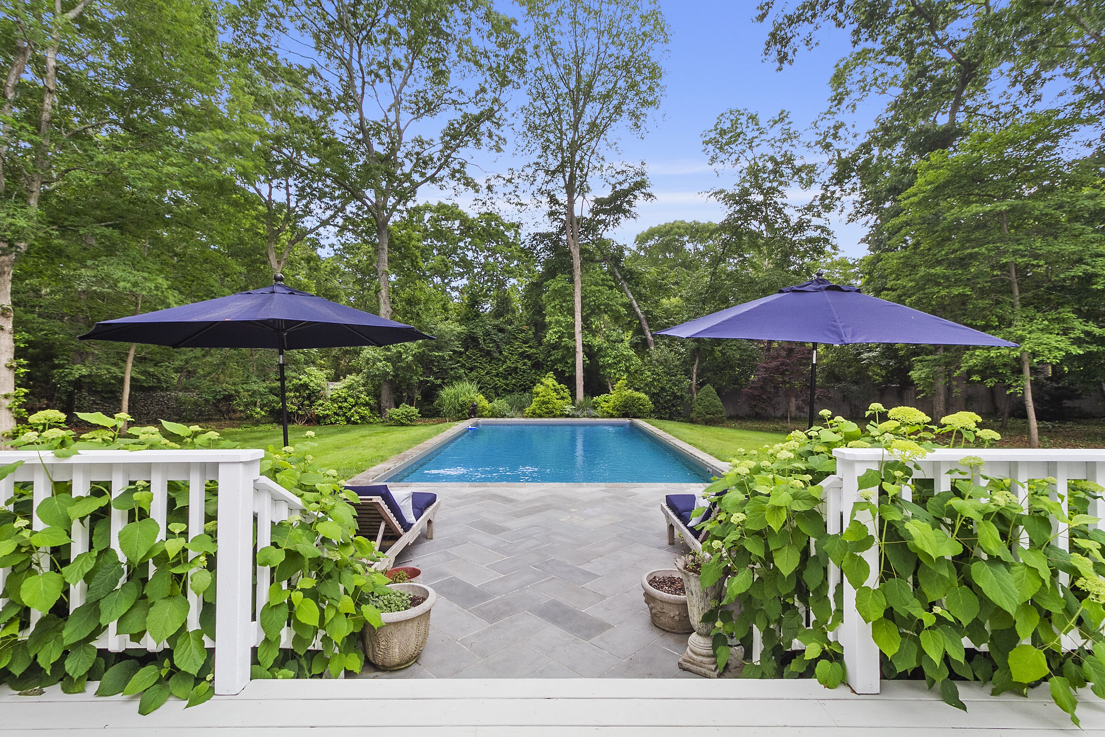 Bright, private family friendly home w/ pool. Close to town.