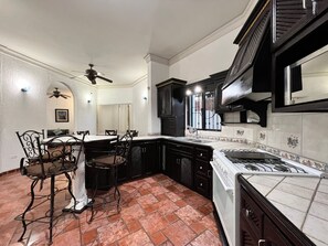 Geladeira, micro-ondas, cooktop, cafeteira/chaleira