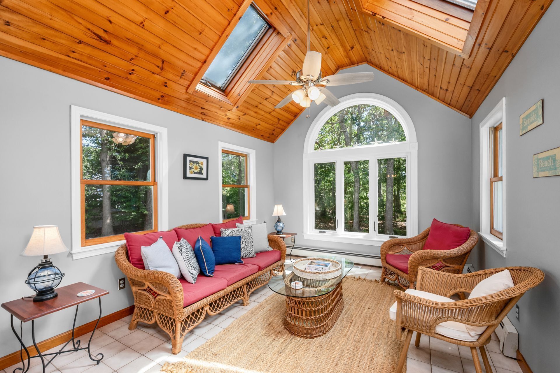 TV, bordtennis, bøker og stereoanlegg