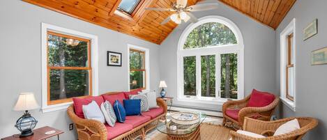 Televisión, tenis de mesa, libros y estéreo