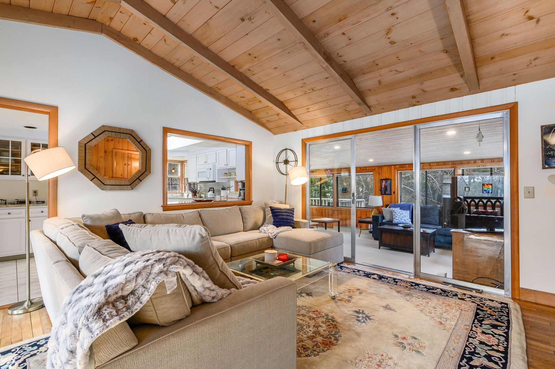 Télévision, cheminée, livres, chaîne hi-fi