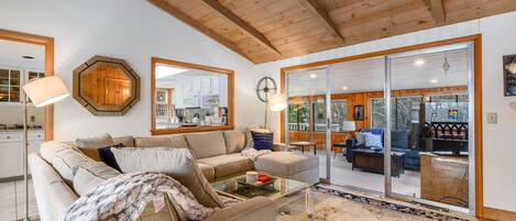 Fernseher, Kamin, Bücher, Stereoanlage