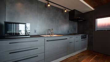 Geladeira, micro-ondas, cooktop, talheres/pratos/utensílios de cozinha