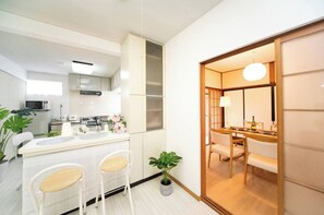Fridge, microwave, stovetop, cookware/dishes/utensils - 7 minutes walk from Kintetsu Yokkaichi Station Accommodates 6 people Rent a house in the center of / Yokkaichi Mie (Yokkaichi)