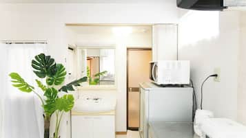 Refrigerador, microondas, parrilla de estufa y utensilios de cocina