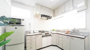 Fridge, microwave, stovetop, cookware/dishes/utensils