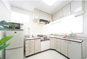 Geladeira, micro-ondas, cooktop, talheres/pratos/utensílios de cozinha