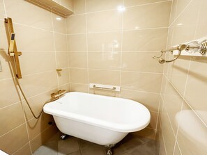 Kostenlose Toilettenartikel, Haartrockner, Handtücher