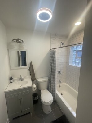 Secadora de cabello, toallas, shampoo, papel de baño 