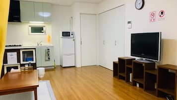 Køleskab, mikrobølgeovn, kogeplade, køkkentøj/tallerkener/redskaber