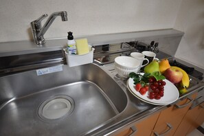 Fridge, microwave, stovetop, cookware/dishes/utensils - Double bedroom 201 3 minutes walk from Kikusui St - 201 Ishima Heights / Sapporo Hokkaidō (Sapporo)