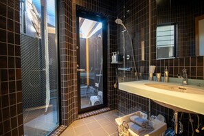 A modern bathroom with a large mirror, a sink, and a shower area. - A 5minute walk from JR Tofukuji Station a modern / Minami-ku， Kyoto Kyōto (Minami-ku， Kyoto)