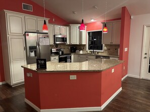 Kjøleskap, mikrobølgeovn, ovn og kokeplater