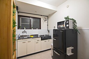 冷蔵庫、電子レンジ、調理器具と食器