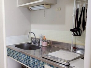 Geladeira, micro-ondas, cooktop, talheres/pratos/utensílios de cozinha