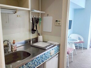 Réfrigérateur, four à micro-ondes, surface de cuisson